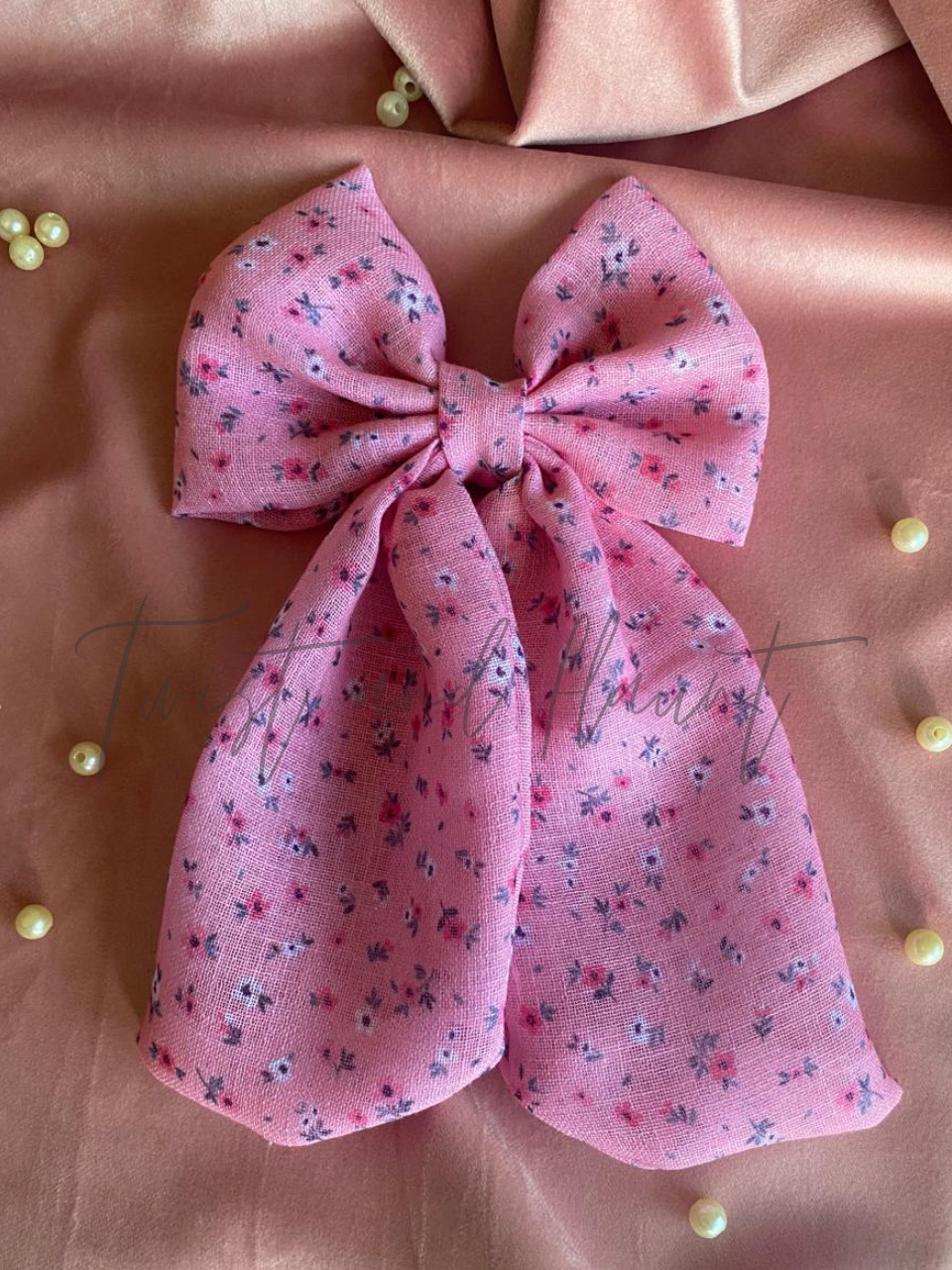 Light Pink Lenin Fabric  With a Delicate Floral Pattern Bow Clip